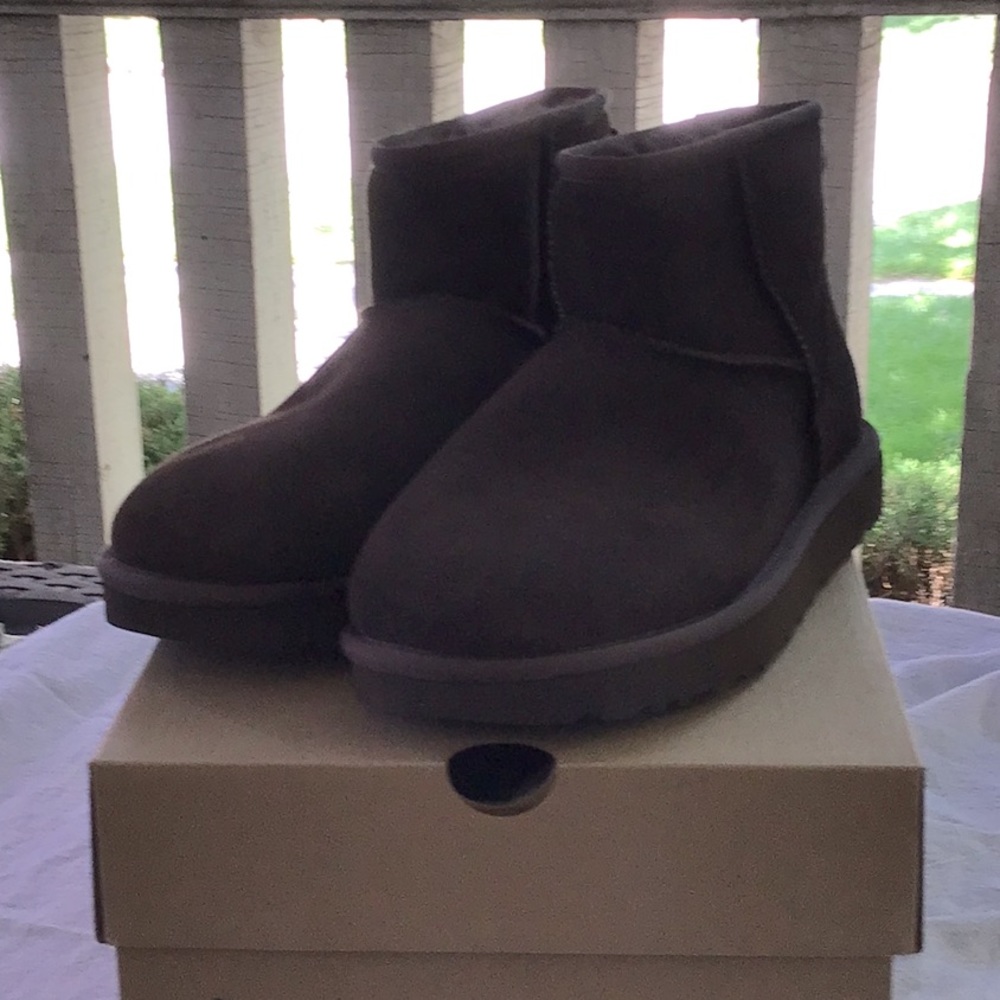 UGG women’s classic mini boot, size 9, chocolate brown, NWT